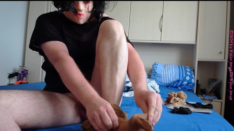 Carmen_Nylonjunge: Băiatul excitat din nailon este sexy pentru ciorapi străini - partea 1
