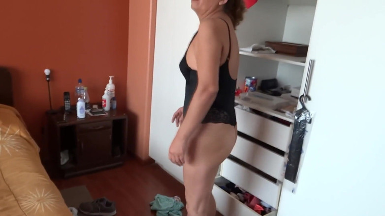 Ardientes69: Schöne latina-stiefmutter probiert erotische dessous an, während stiefsohn sie aufnimmt...