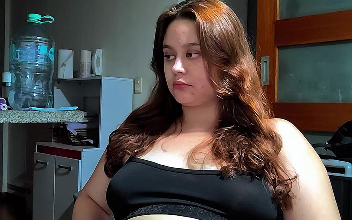 Nicole Passat: Sexy baculatá žena si plní své kulaté břicho sladkostmi