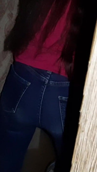 Ich habe einen fremden an einem verlassenen ort erwischt und beobachtet, wie sie in jeans masturbiert – lesbische süßigkeiten