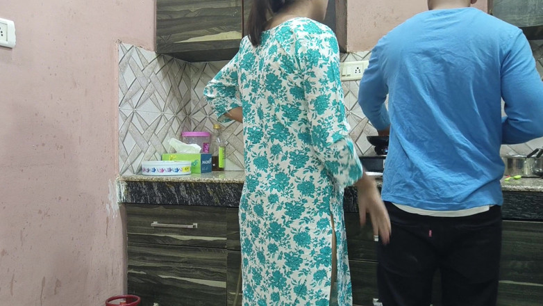 Hornycouple149: นมสวยอินเดีย แม่เลี้ยง รูหีและรูตูดโดนลูกเลี้ยงเย็ดโหด ขณะกำลังยั่วในครัว