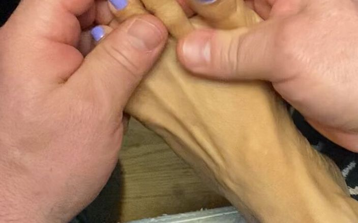 Naelor: Seksi küçük ayaklar masaj yaptırıyor