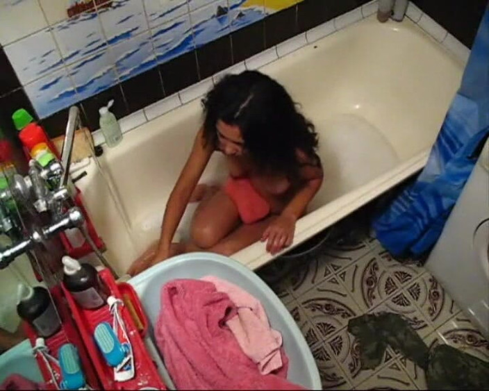 Horny Fuck Bitches: Diperhatikan di bilik mandi