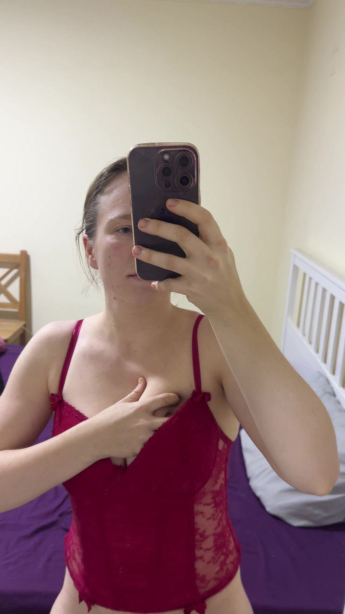 SweetLucy96: 豊満なブロンドの女性が指でいじる