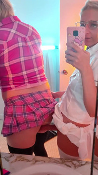 La ragazza scopa la sua troia femminuccia e piscia nella gabbia per cazzi piccolo- versione telefono