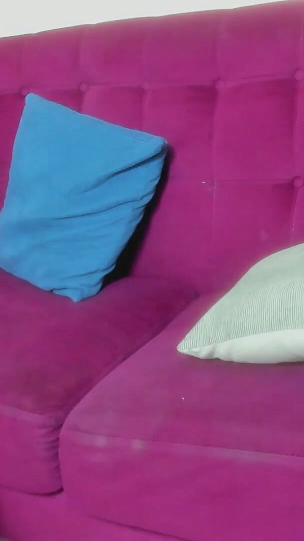 Latin webcam: 成熟した女性が同僚の家のリビングルームで自慰行為をしている様子が映されます