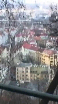 Teşhirci orta yaşlı seksi kadınlar açık havada yarağını emerek bir adamı memnun ediyor