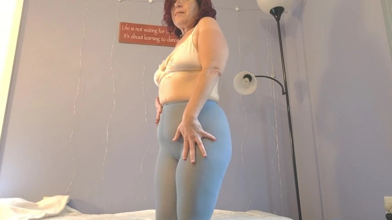 Elianna: MILF Sunday Tights