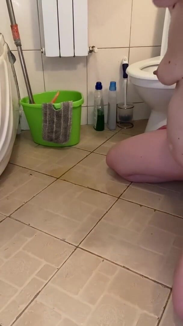 Elena917: Nyepong kontol pagi-pagi berubah jadi penghinaan di toilet
