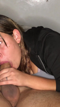 Moje dívka proti mně prohrála sázku a musela mi zaplatit kouřením a nechat to nahrávat