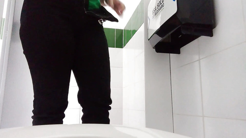 Amateur Camera in Bathroom Records Clothes Warehouse Employee (Esperanza Luton Oficial) Amateur Camera in Bathroom Records Clothes Warehouse Employee (Esperanza Luton Oficial)