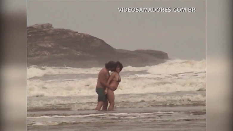 Amateurs videos: Un cuplu nerușinat face sex în marea ușurică