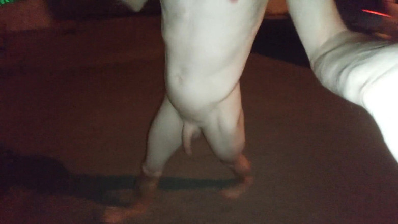 Dan Eagle: Desnudo al aire libre casi atrapado