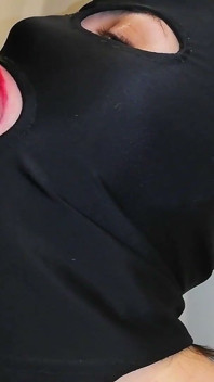 O tânără curvă ia o muie neglijentă de aproape
