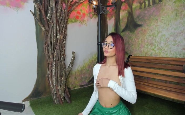 Colombianas amateur: Cewek seksi ini lagi mamerin memek mungilnya