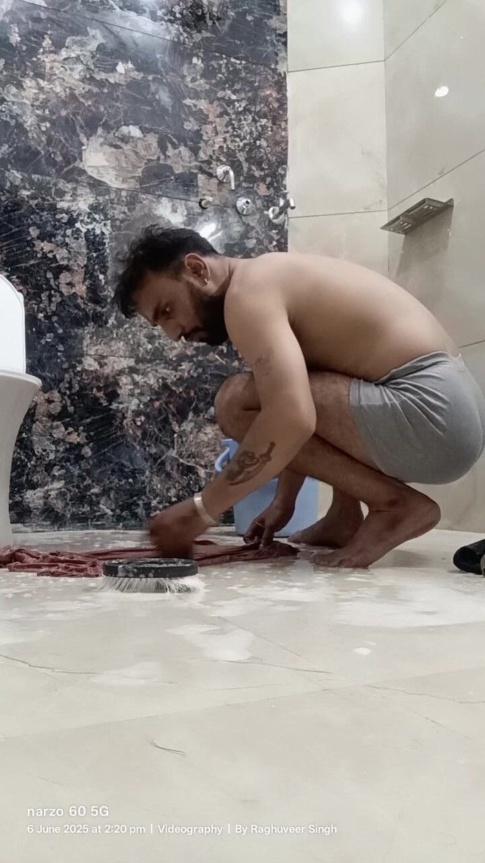 Rajasthani-old-lover: Indische stiefvader stiefvader geniet van douche