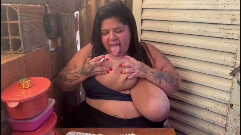 Mary Jhuana: BBW rookt en laat haar tieten zien