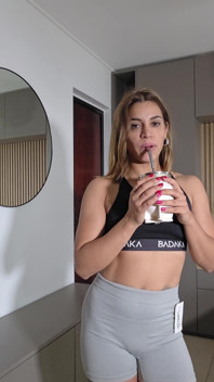 Onları Modellemek Için Birçok Yeni Kıyafet Deniyorum. Görünüşümü Beğendin Mi?