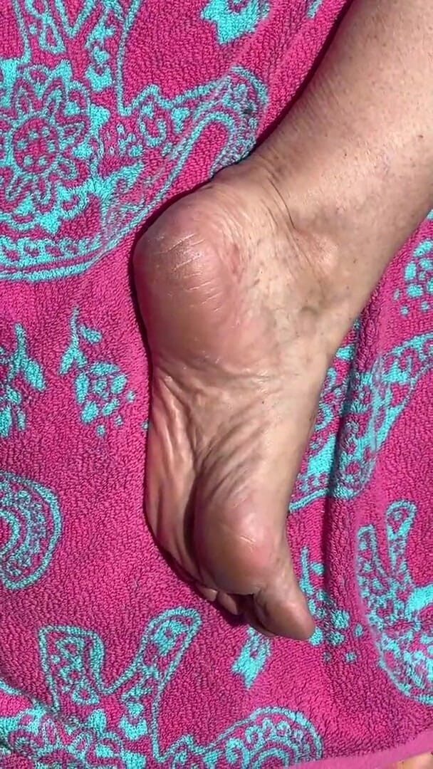 Aunt Ann: Solicitud de fan, abuelita desnuda bajo el sol muestra sucias...