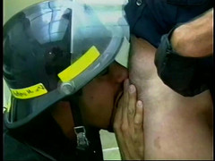 Gays Case: Il bel poliziotto arrapato dà pompino con passione in ufficio