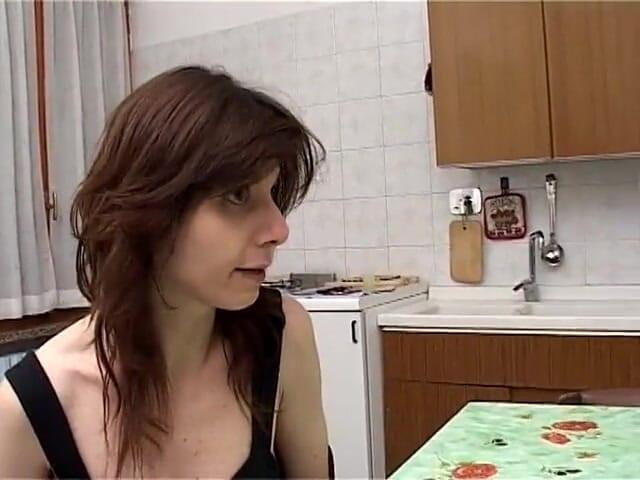 Galaxy Orgy: イタリアの主婦きっによって彼女の夫と彼の友人