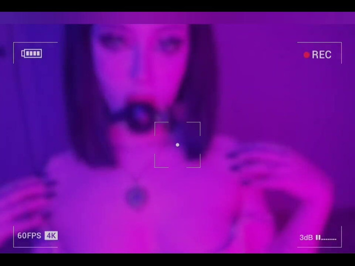 Peachgardens: Dalam Bilik Neon ini, hanya kita