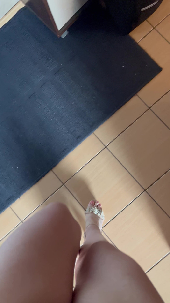 Feet: POV: Andando de salto alto no apartamento