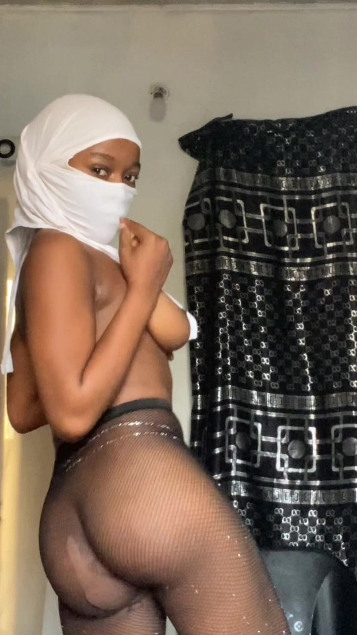 Slipperyblackgirl: İç çamaşırlı seksi kız dans ediyor