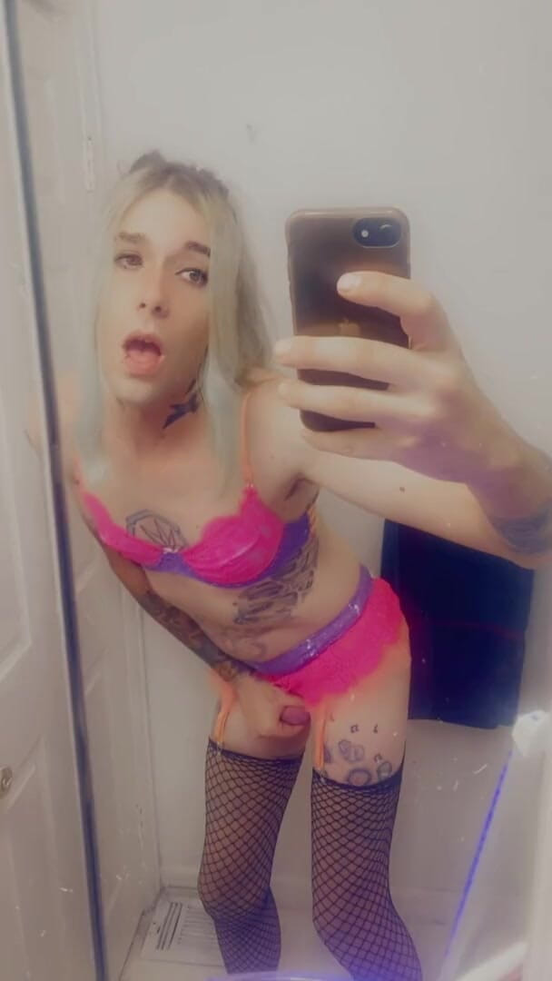 CarmenMelatonin: Pretty pink babe wants to play
