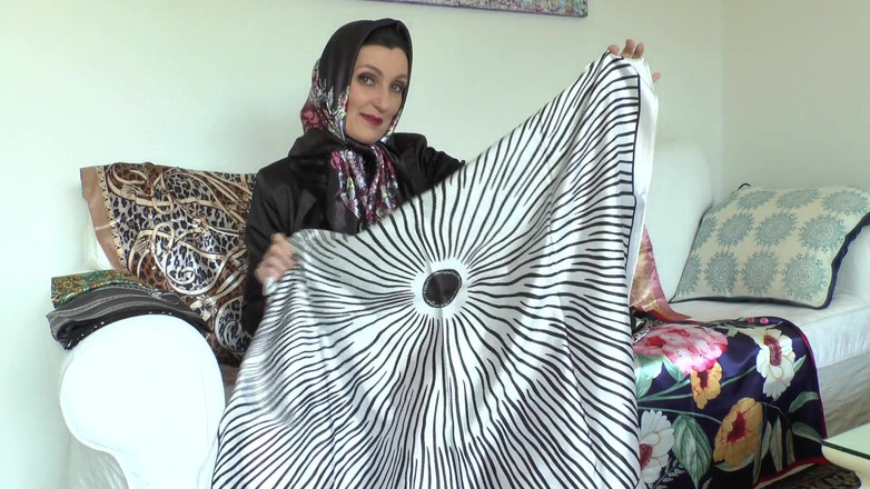 Lady Victoria Valente: Día de bufanda de satén! Leche por todo mi bufanda...