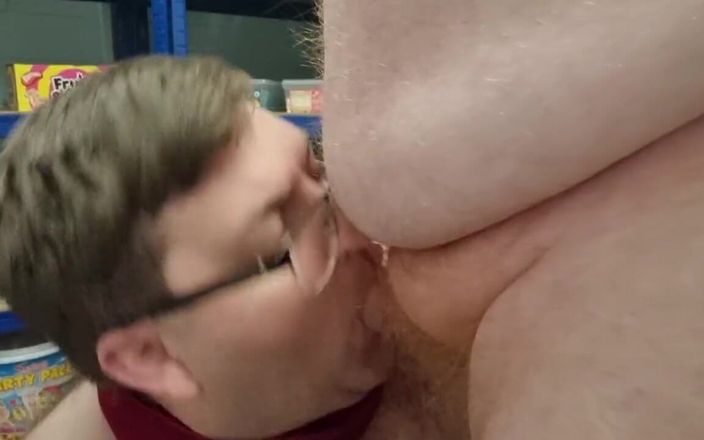 brummieboi89: Сосет папочке в магазине сладостей