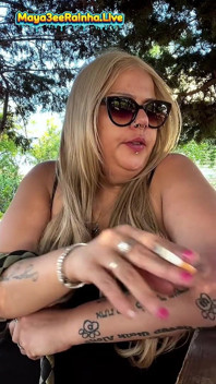 Tante semok brasil lagi asik ritual merokok di luar ruangan sambil pamer paha