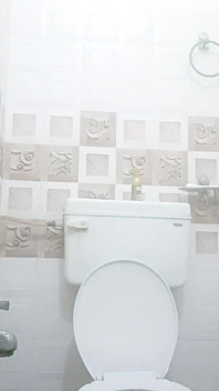 Couple indien dans la salle de bain