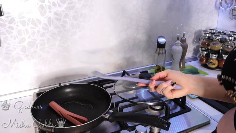 Goddess Misha Goldy: Mangiando il mio stupido figliastro! Divorare feticcio!