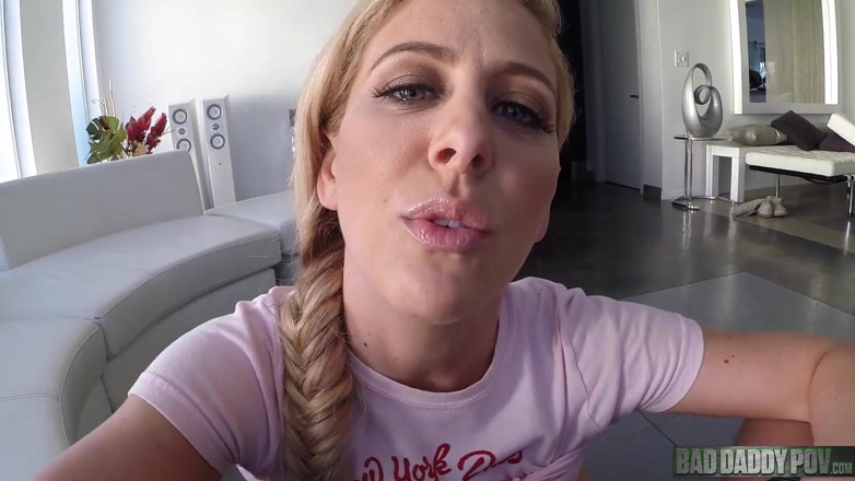 BadStepFamilyPov: Cherie Deville este futută în cur de la tatăl ei vitreg
