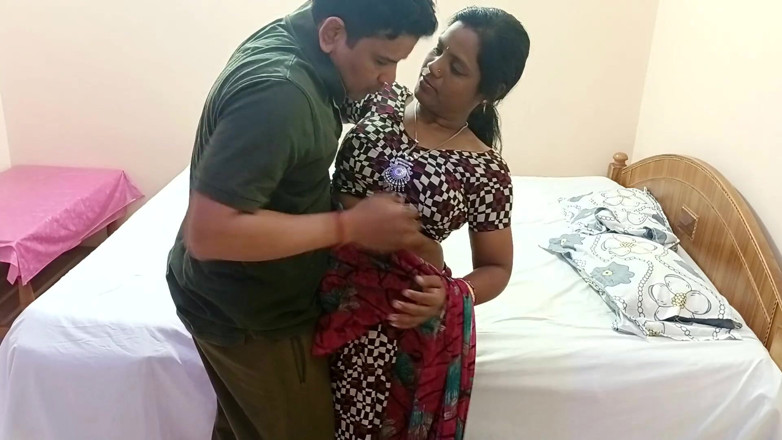 Popmini: Cute and Hot Neighbour Married Seema Bhabhi Very Horny Fuck