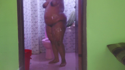 Your Boy's Cum: Wenn meine stiefmutter ohne sperrtür in meiner Toilette duscht, sehe...