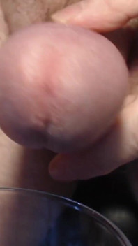 Close-up van mijn grote pik komt klaar in een glas