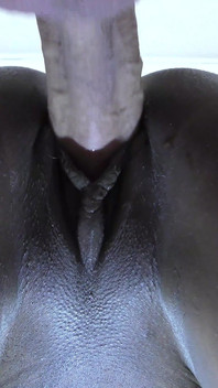 Büyük beyaz yarak zenci sıkı amcığının içine domalarak boşalıyor