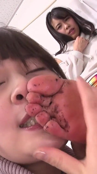 Grimy Feet, Black Dirt-crusted Toes: Maina Yuuri czci Brudne podeszwy Fuuka Nagano podczas biura legginsy try-on