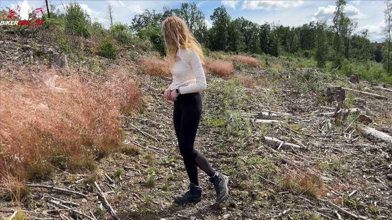Bikergirl_97: Outdoor-pissen Während Einer Wanderung Mit Toller Aussicht!
