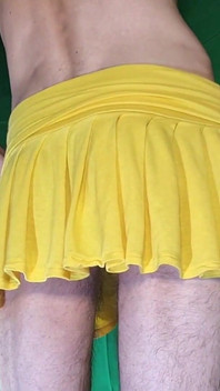 Thong kuning pucat di bawah rok kuning