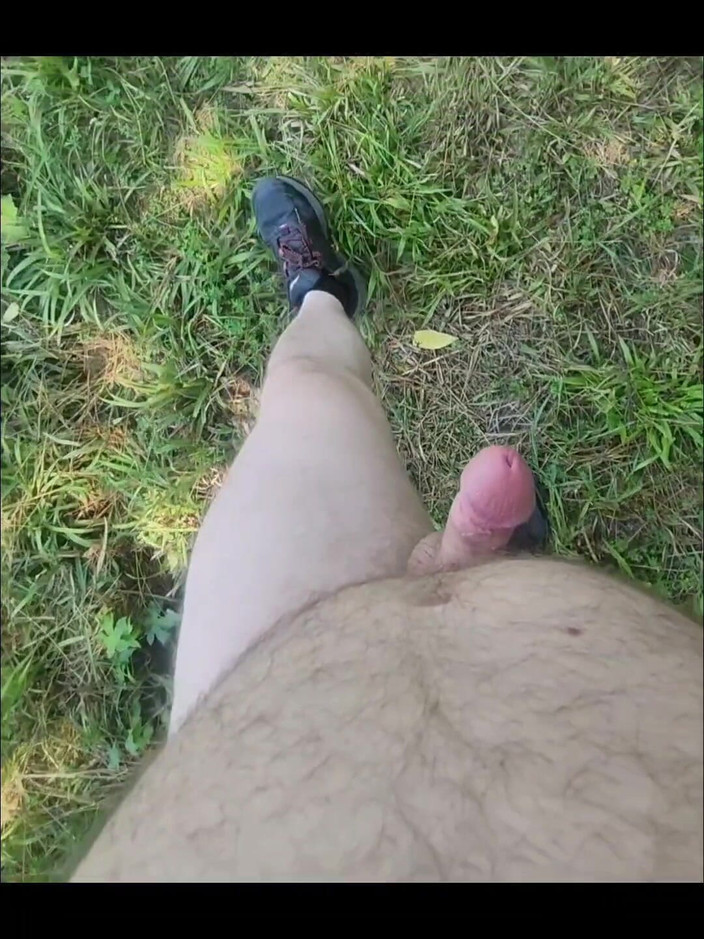 Djk31314: Nue dans la nature, marche et caresses.
