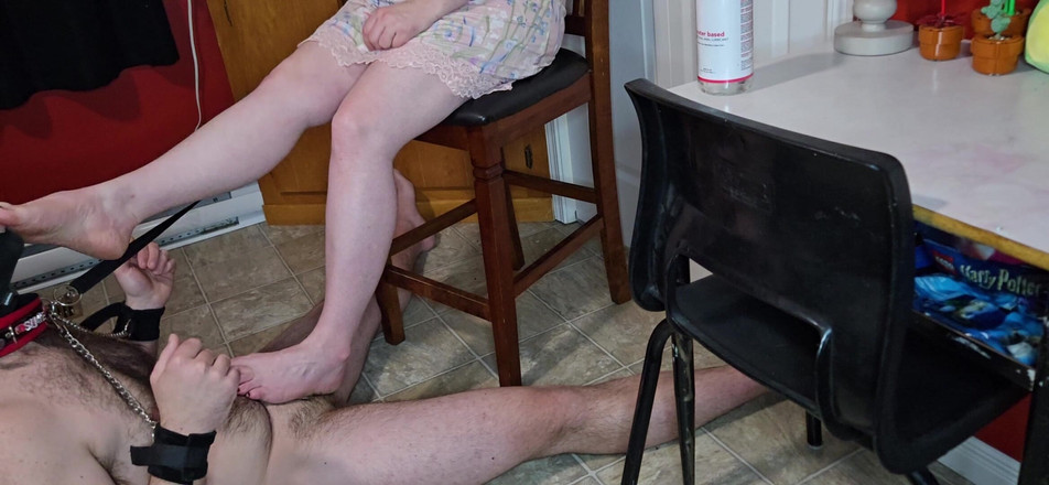 GingerFeet: Рыжая шлюшка дрочит ногами!