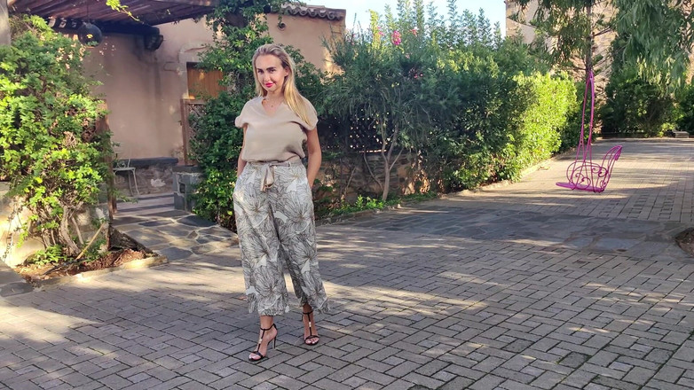 Goddess Lena: 在我的花园里欣赏我