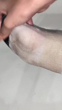 Ayak bileği çoraplı ayak yağı masajı