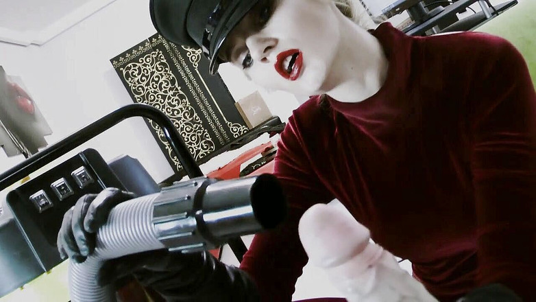 Goddess Celine: Nejprve sperma, pak životně důležitá tekutina