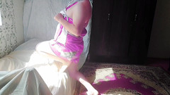 Kitty_Cross: かわいいシシーがぬいぐるみのウサギをベッドで遊び心で抱えている