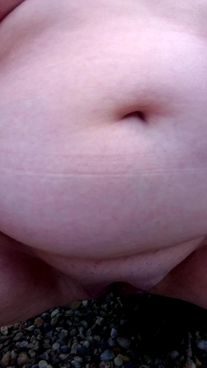 Hot-Pussy66: Močení na zahradě