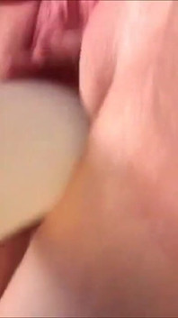 Una milf arrapata e grassa chiede al vicino di masturbarla con un dildo